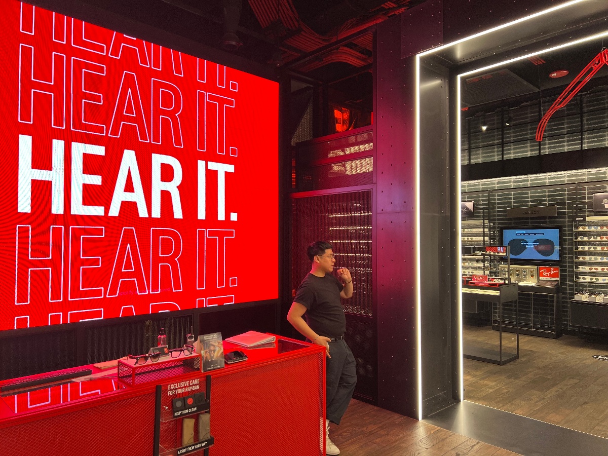 Elevating retail brick and mortar experiences with digital signage — free download